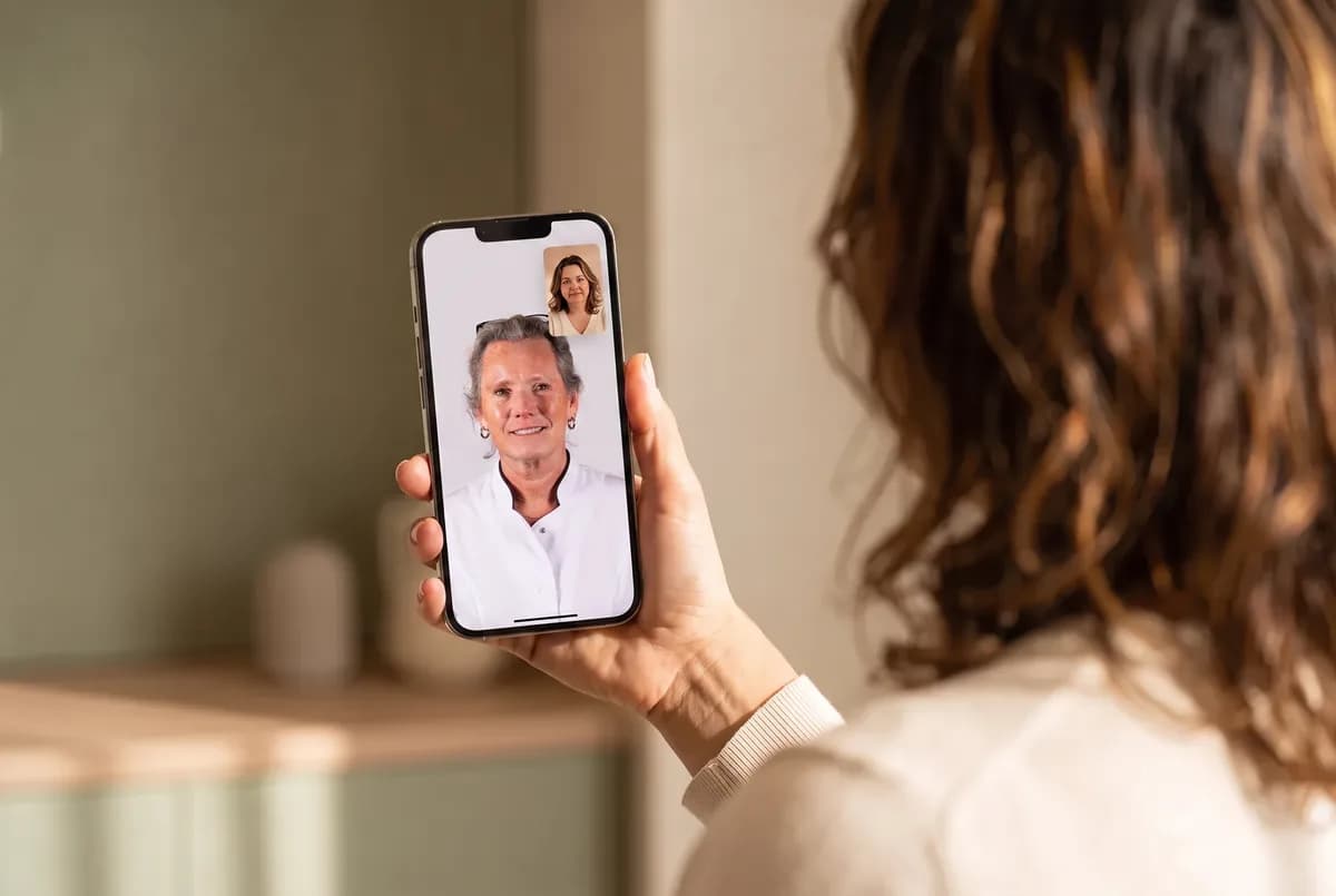 Videogesprek met je Elysee-verpleegkundige op de telefoon, thuis