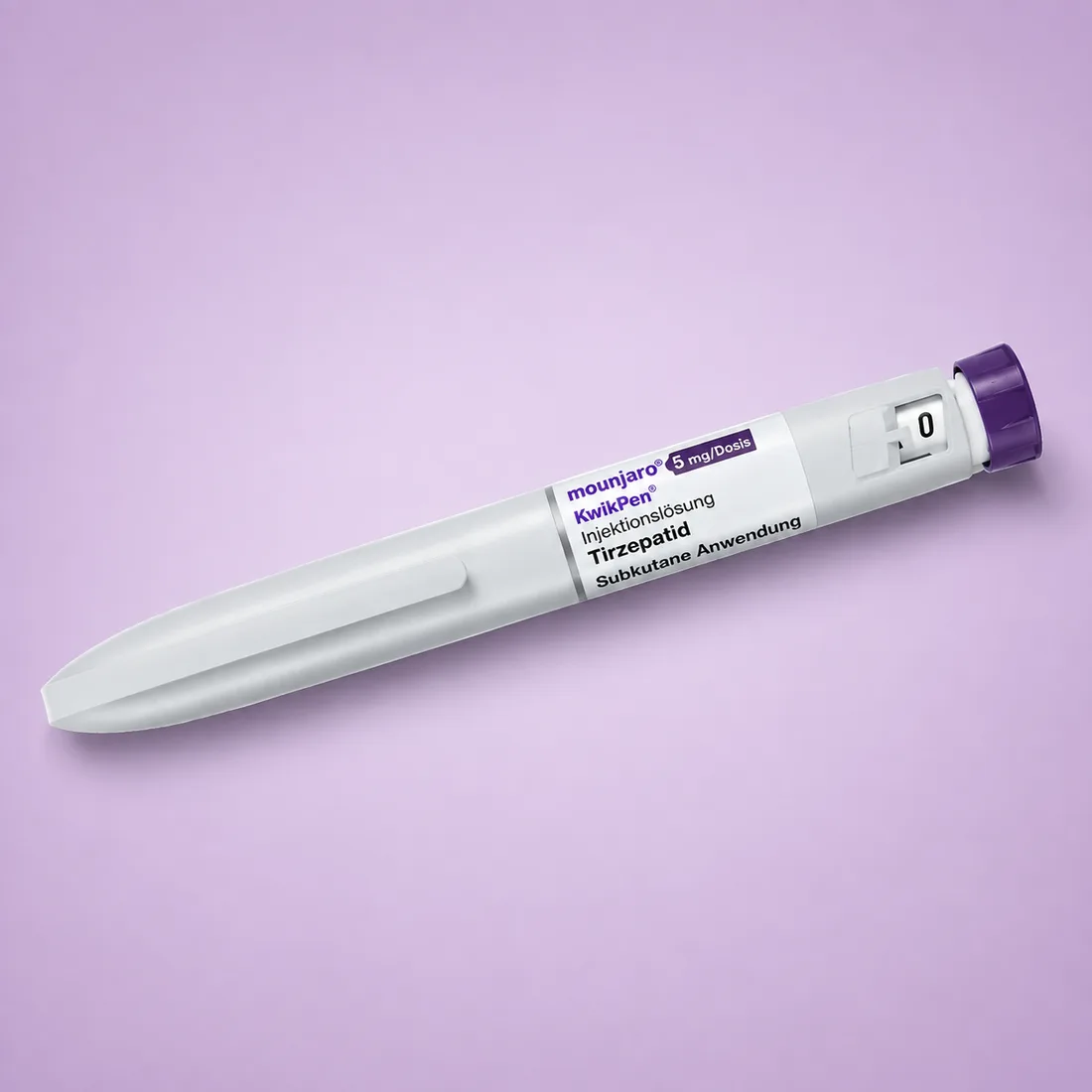 De Mounjaro KwikPen: een lichtgrijze injectiepen met paarse dop en een etiket met mounjaro, tirzepatide en 5 mg per dosis, diagonaal op een terracotta vlak.