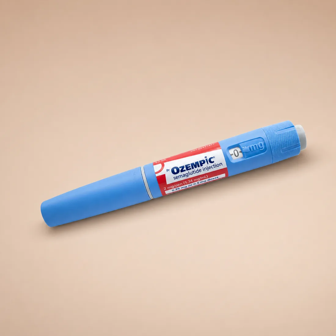 De Ozempic-pen: een lichtblauwe injectiepen met een rood-wit etiket waarop Ozempic en semaglutide staan, diagonaal op een zandkleurig vlak.